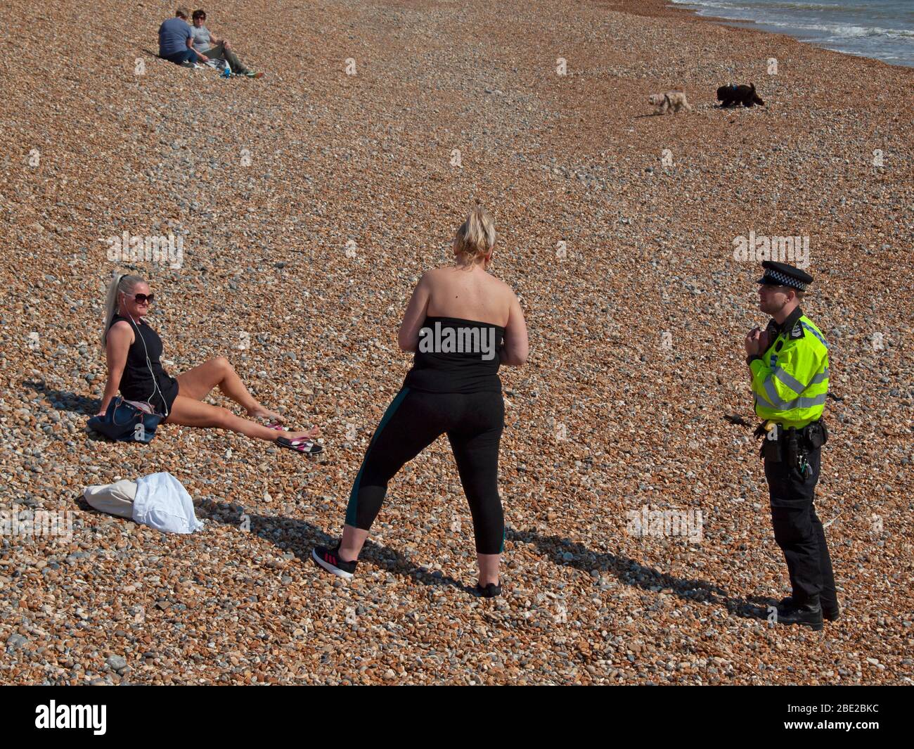 La polizia dice alle persone di lasciare la spiaggia di Brighton durante la pandemia di Coronavirus Foto Stock