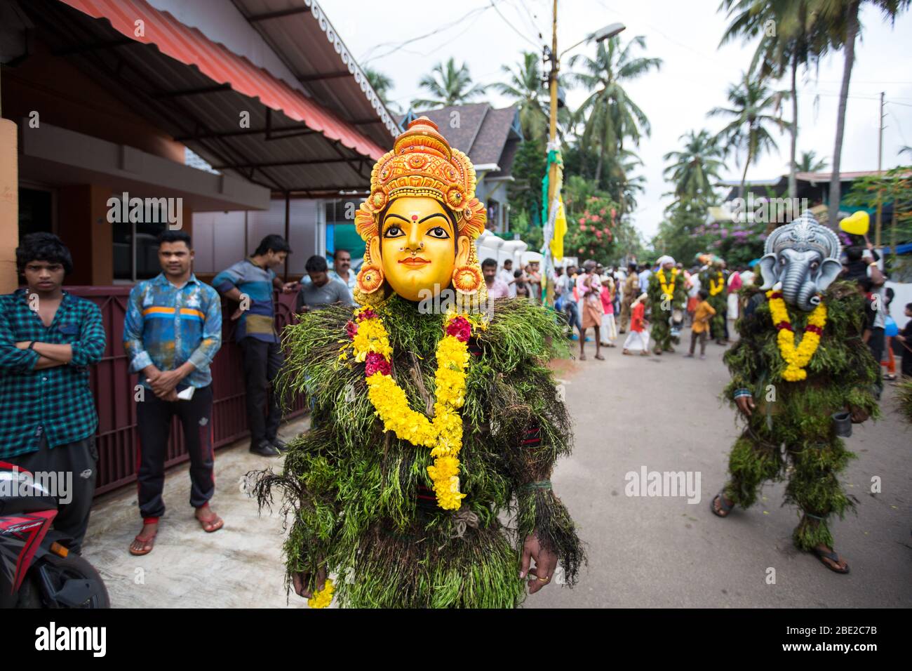 Kummatti tradizionale ballo folk artisti durante onam celebrazione,thrissur,kizhakkumpattukara kummatti,kerala,onam festival,l'india,pradeep subramanian Foto Stock