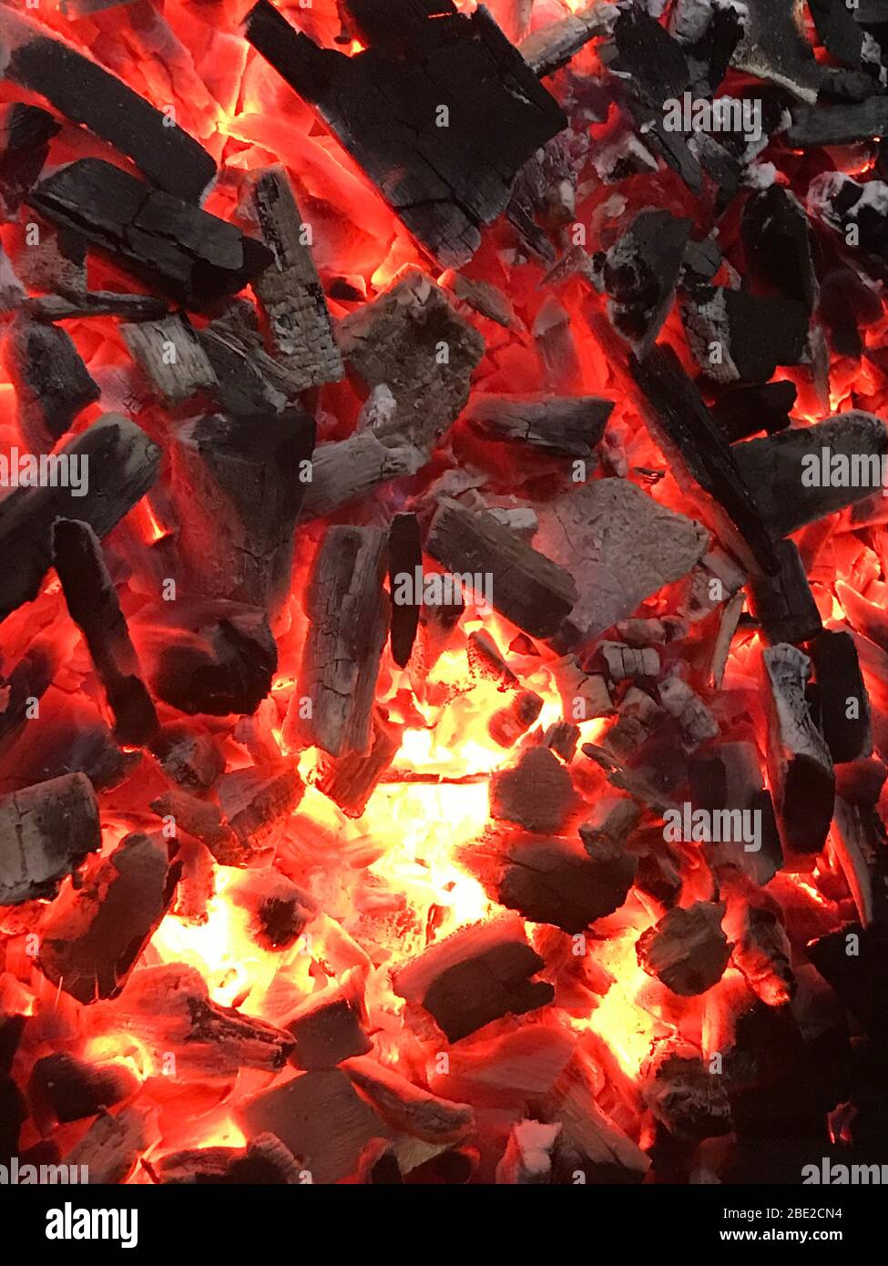 Luogo di fuoco di charcoalFire con carbone brillante. Carbone vivo che brucia. Carbone che brucia. Che brucia le carboni in una griglia di barbecue Foto Stock