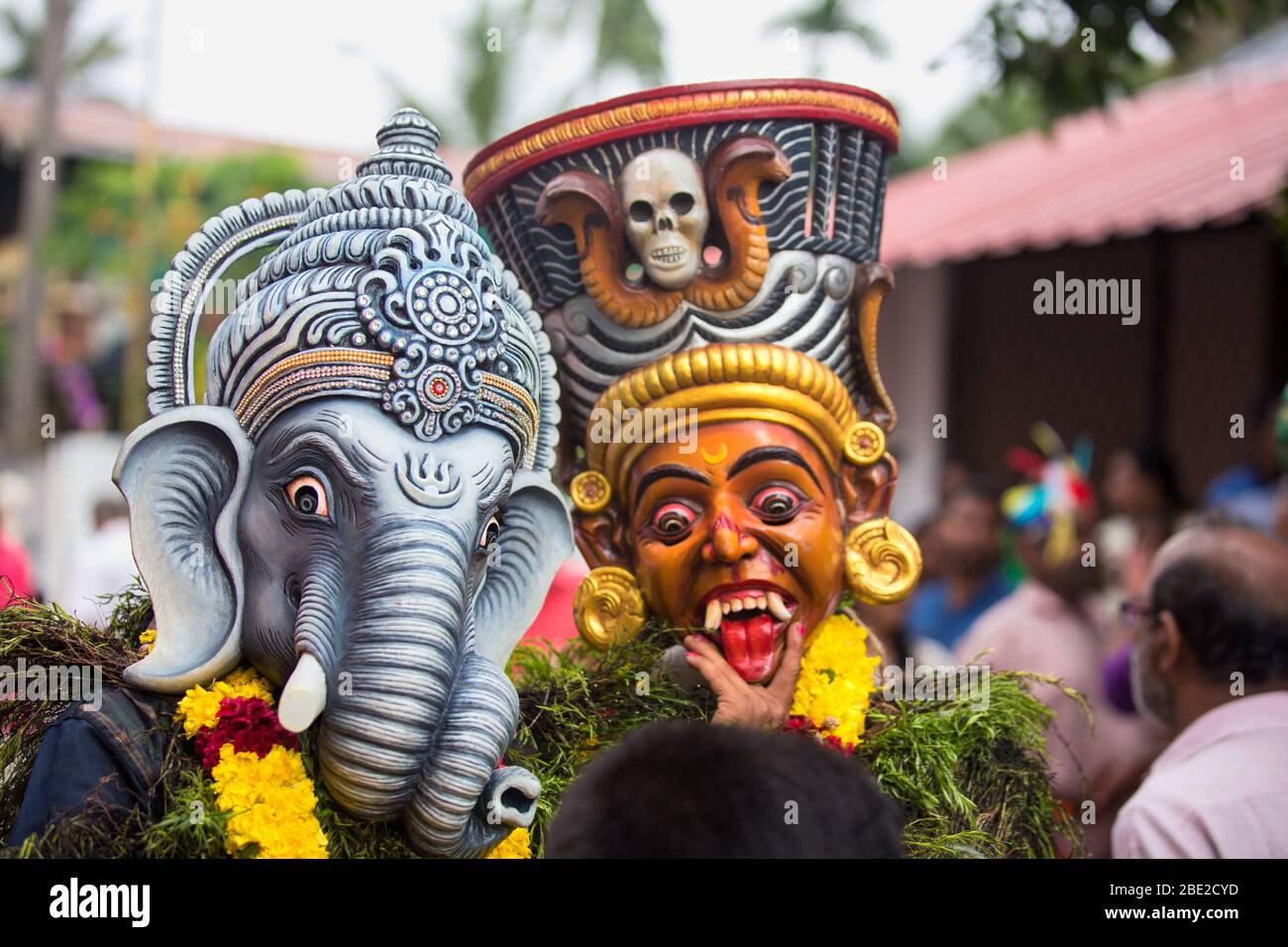Kummatti tradizionale ballo folk artisti durante onam celebrazione,thrissur,kizhakkumpattukara kummatti,kerala,onam festival,l'india,pradeep subramanian Foto Stock