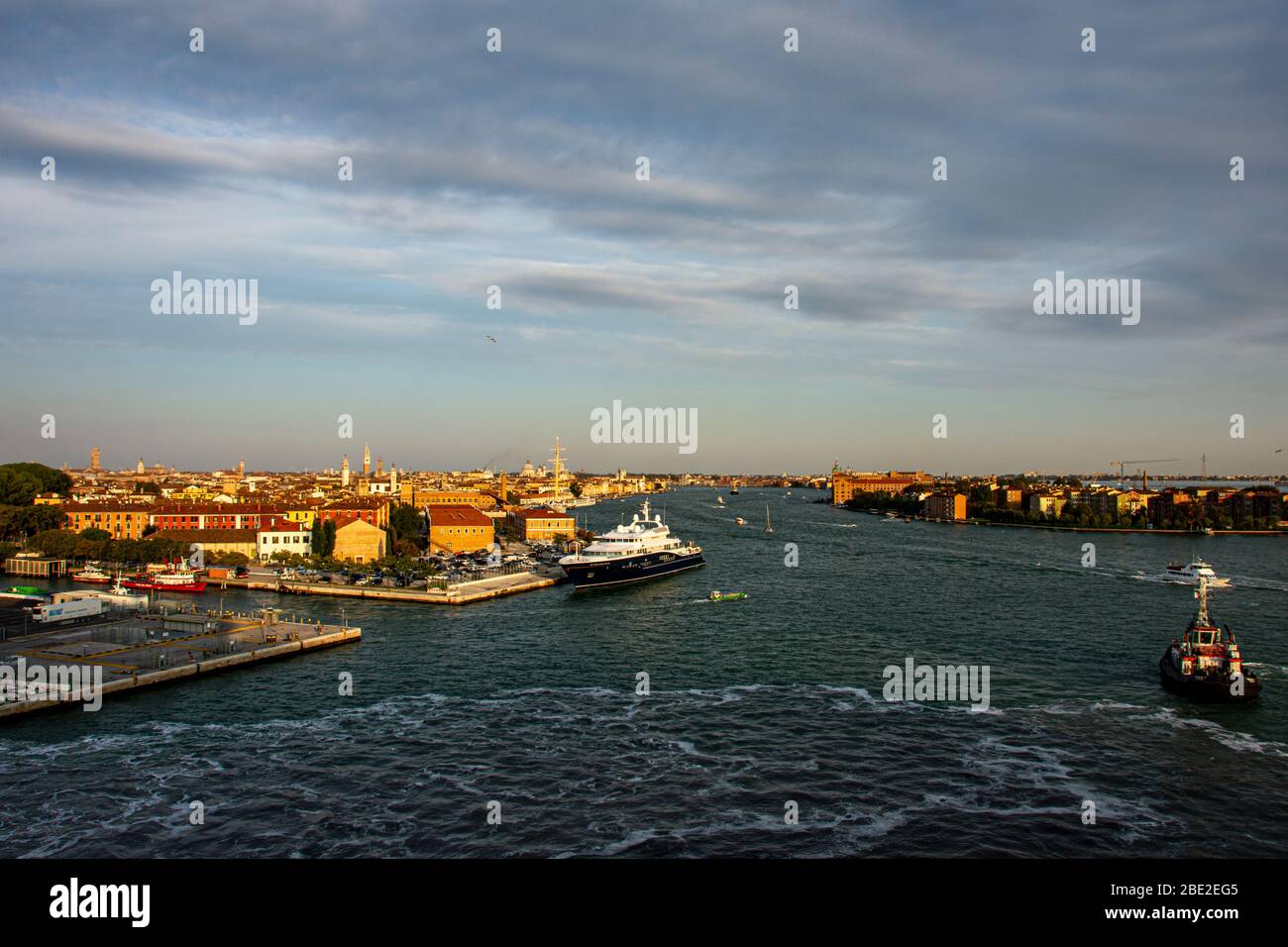 Skyline serale della città di Venezia dalla nave da crociera in partenza Foto Stock