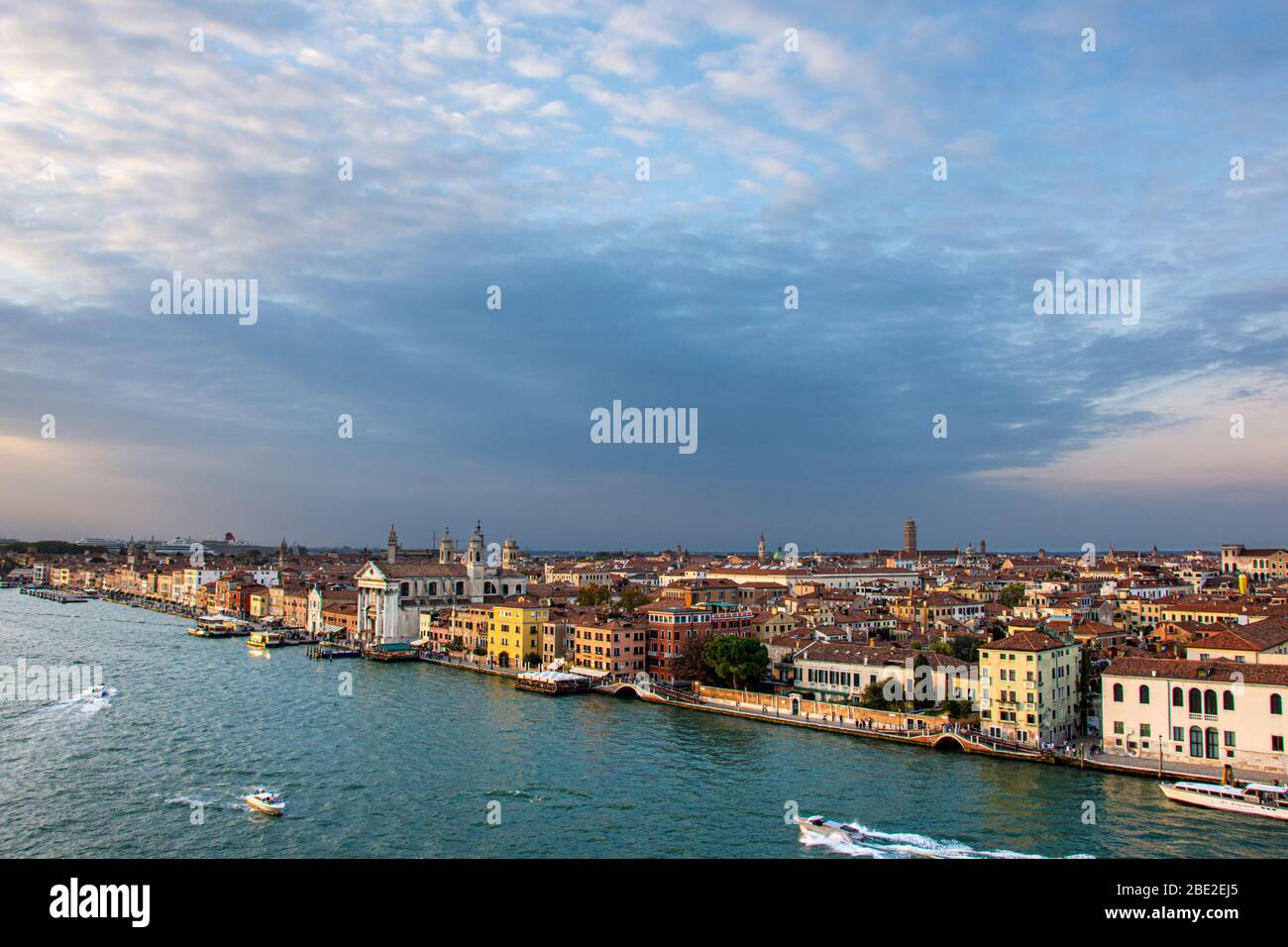 Skyline serale della città di Venezia dalla nave da crociera in partenza Foto Stock