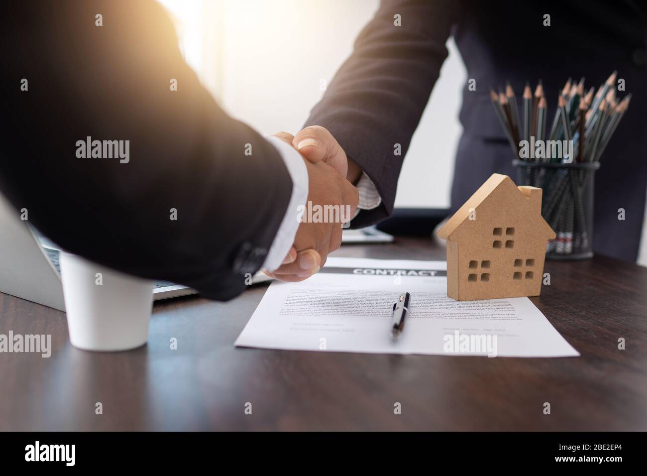 Mano scuotere di Agente immobiliare con il cliente dopo la firma del contratto in ufficio bancario, accordo di successo e concetto di contratto di acquisto casa Foto Stock
