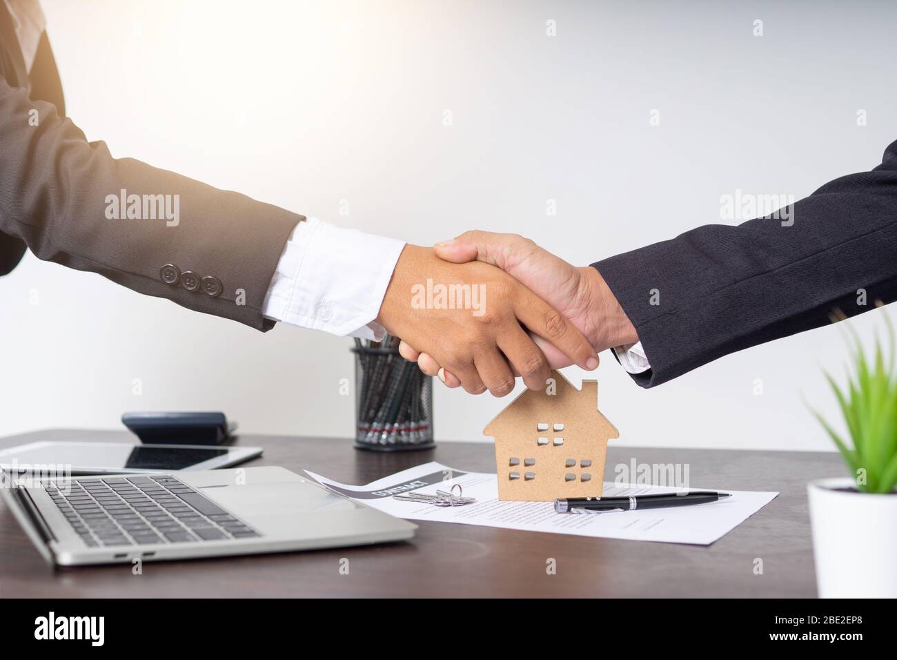 Mano scuotere di Agente immobiliare con il cliente dopo la firma del contratto in ufficio bancario, accordo di successo e concetto di contratto di acquisto casa Foto Stock