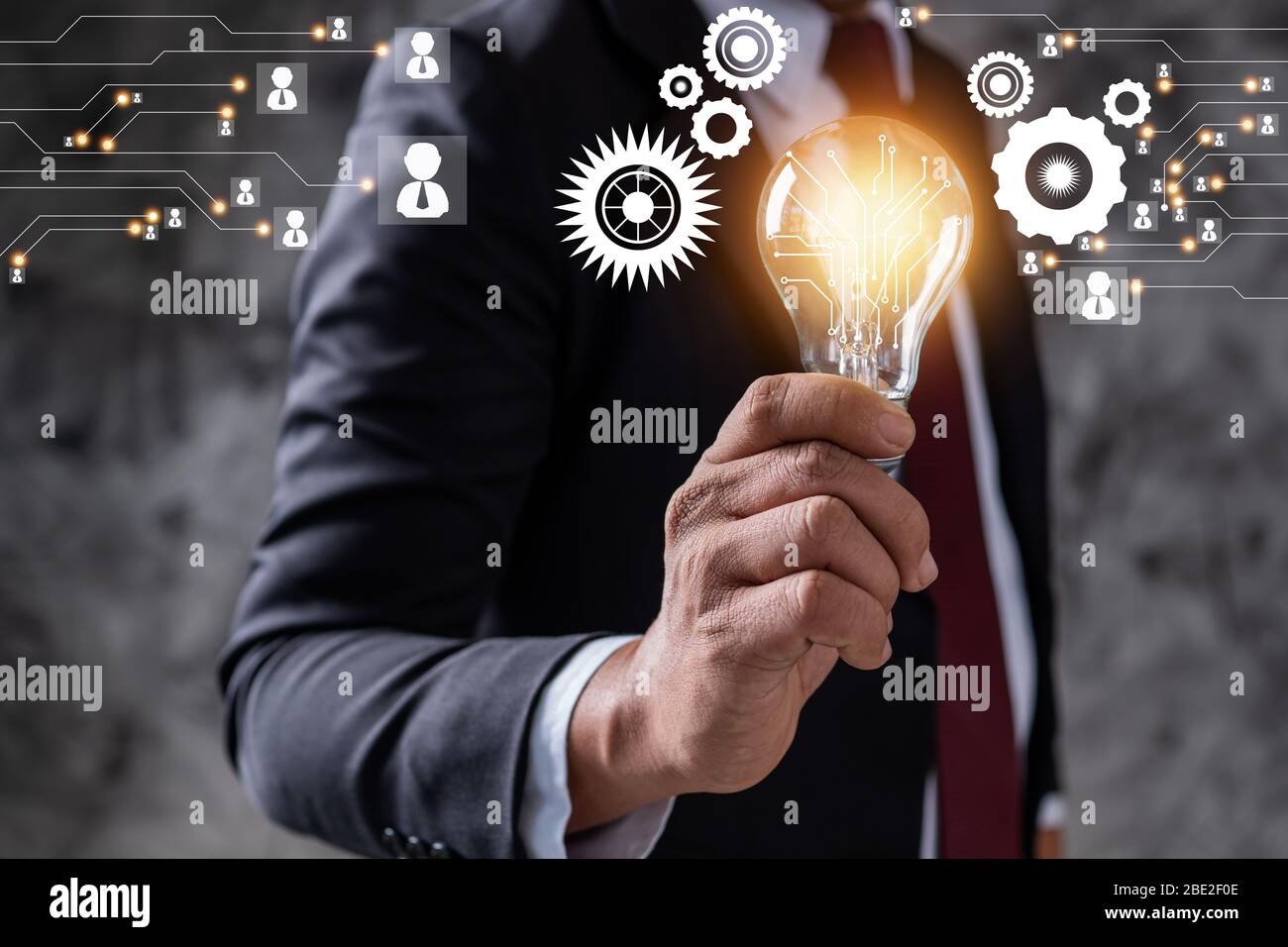 Innovazione e idea di azienda leader professionale che detiene lampadina di illuminazione, gestione di pensiero e potenza del concetto tecnologico Foto Stock