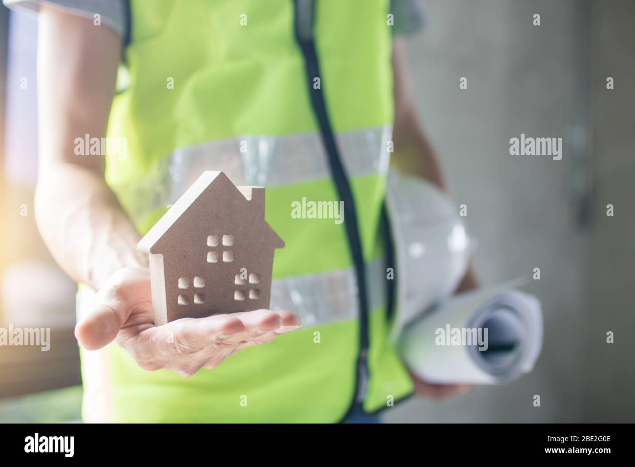 ingegnere che tiene modello casa, preparazione e costruzione di piallatura Foto Stock