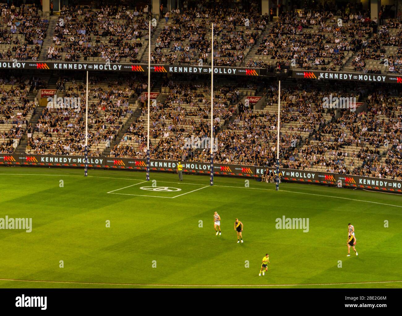 Squadra di calcio australiana che gioca al Melbourne Cricket Ground. Foto Stock