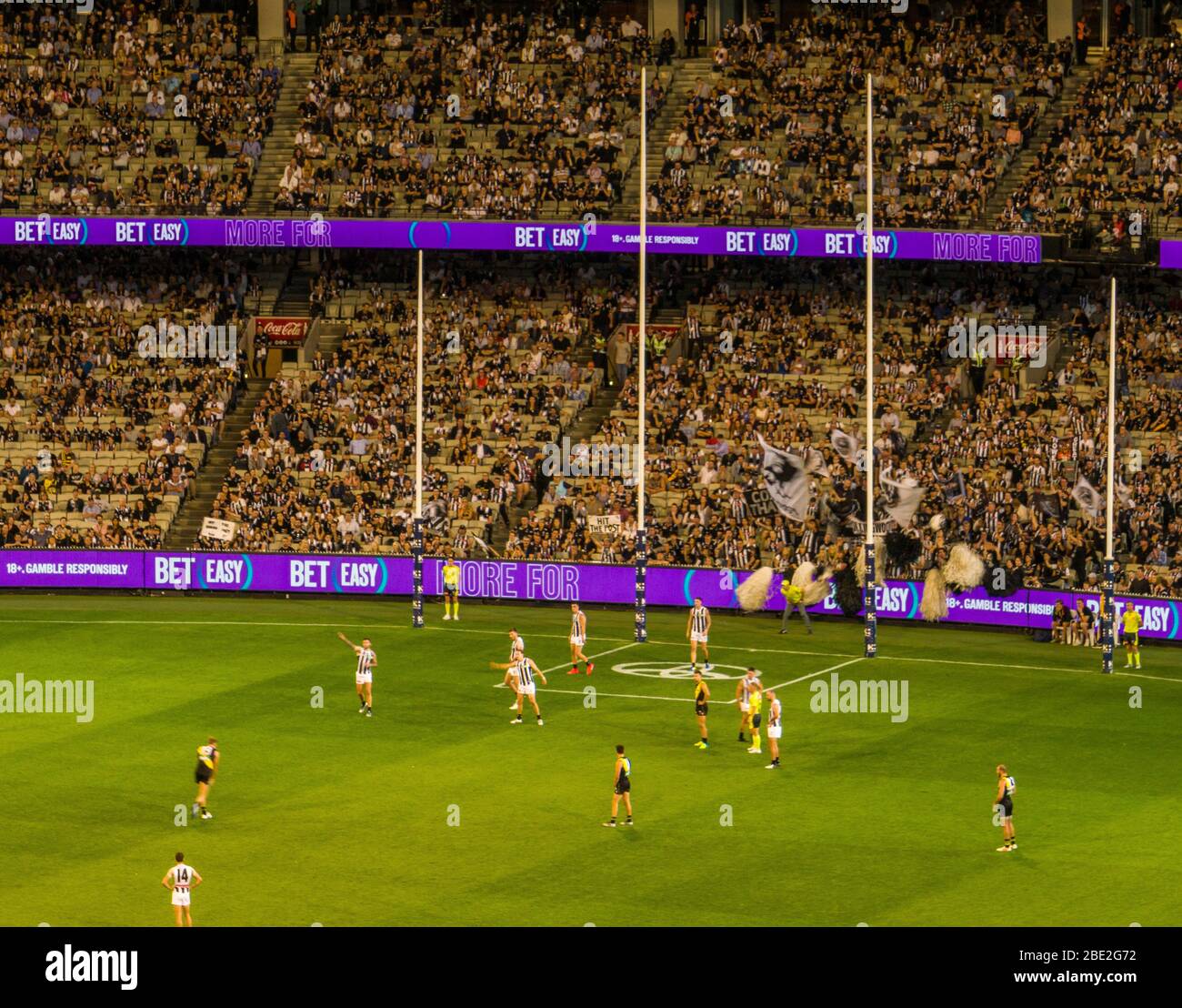 Squadra di calcio australiana che gioca al Melbourne Cricket Ground. Foto Stock