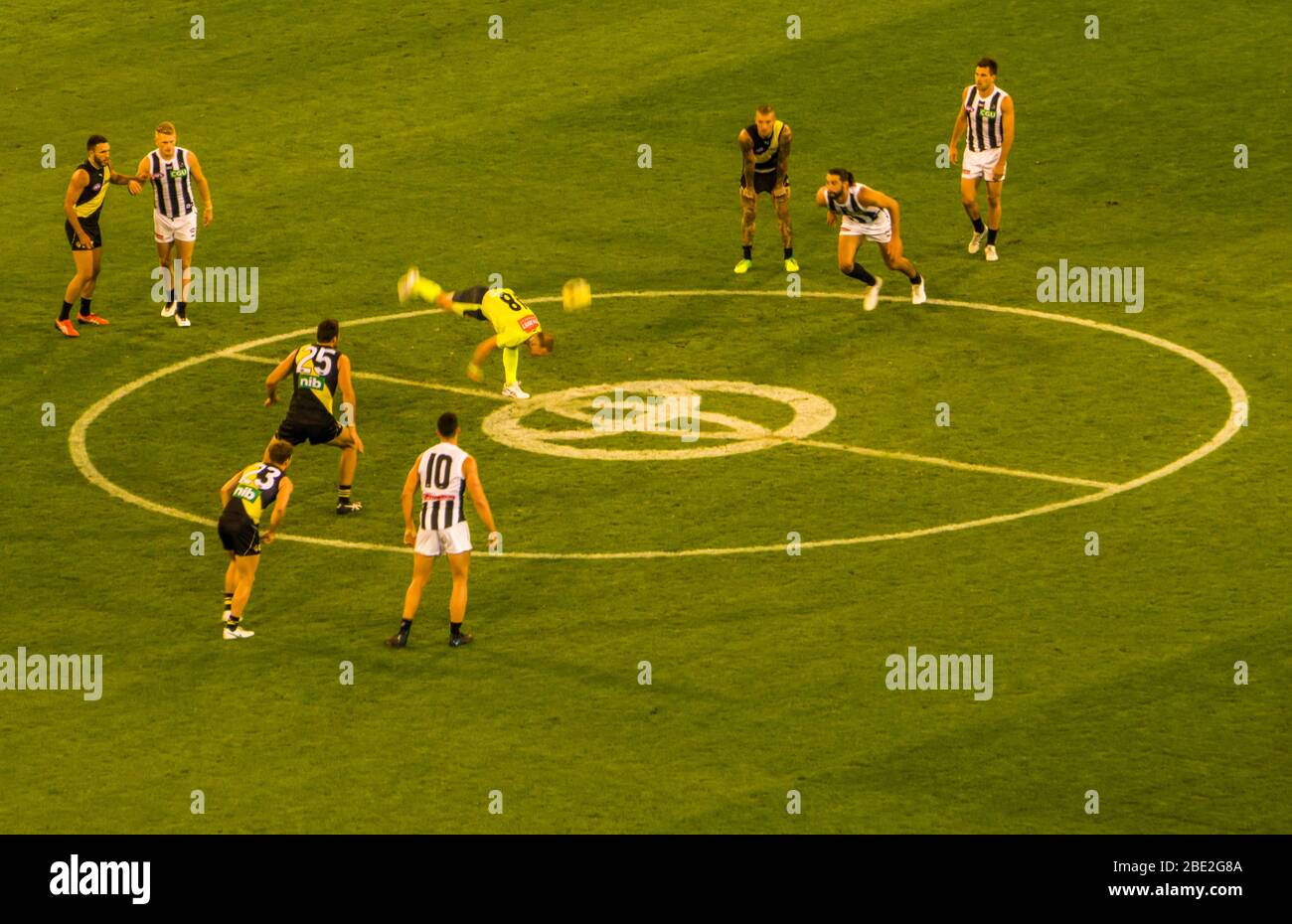 Squadra di calcio australiana che gioca al Melbourne Cricket Ground. Foto Stock