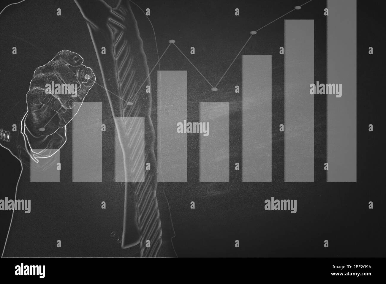 grafico e uomo d'affari che scrive in gesso su lavagna Foto Stock