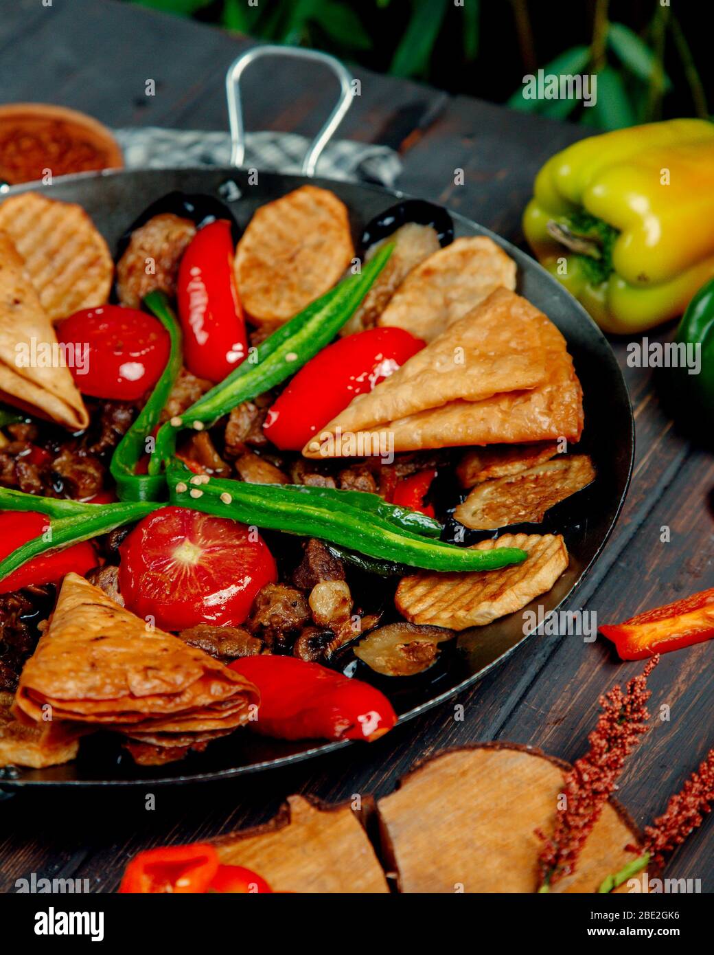 salvia di carne con funghi patate peperoni e melanzane Foto Stock