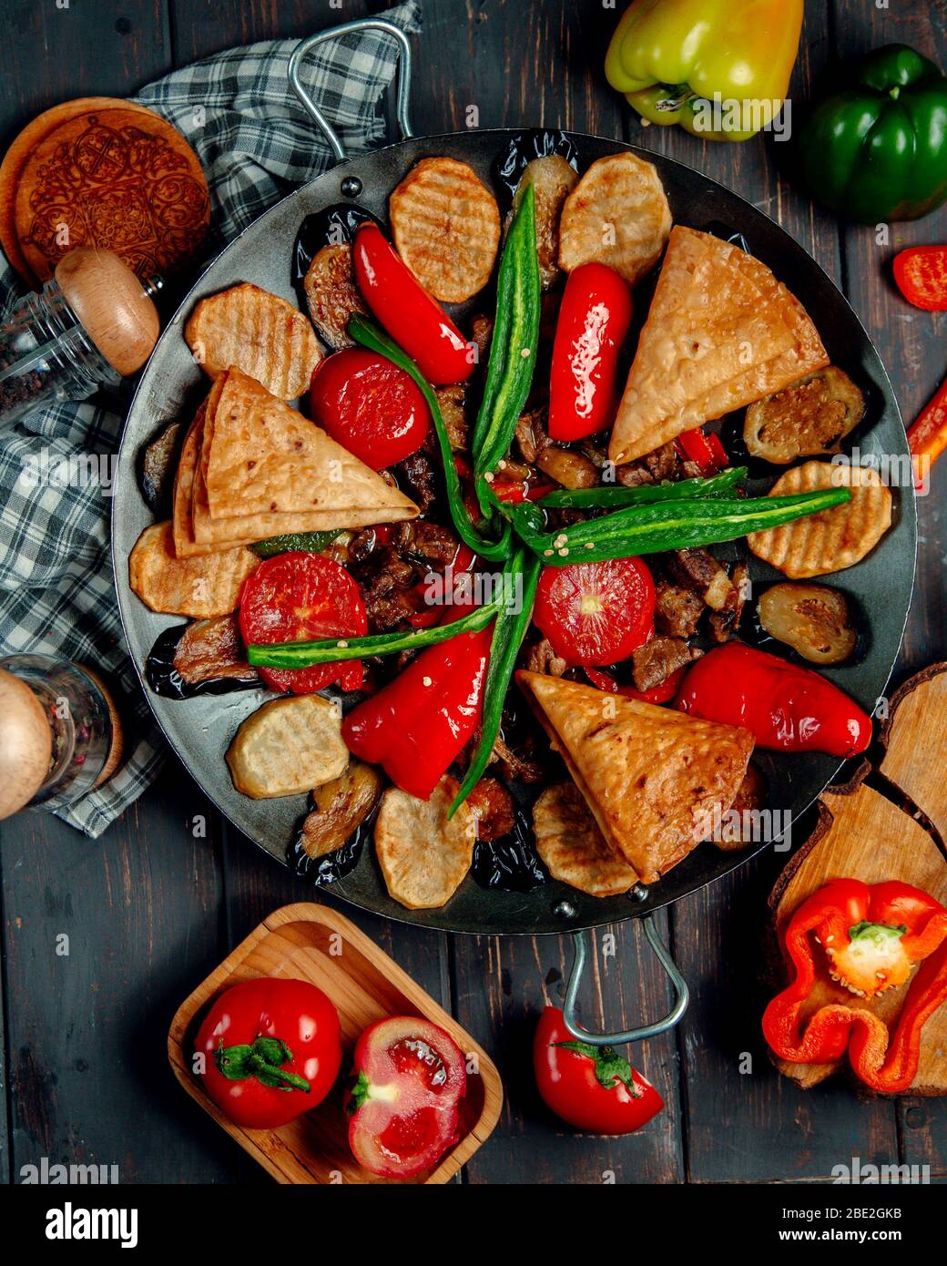 salvia di carne con funghi, patate e verdure vista dall'alto Foto Stock