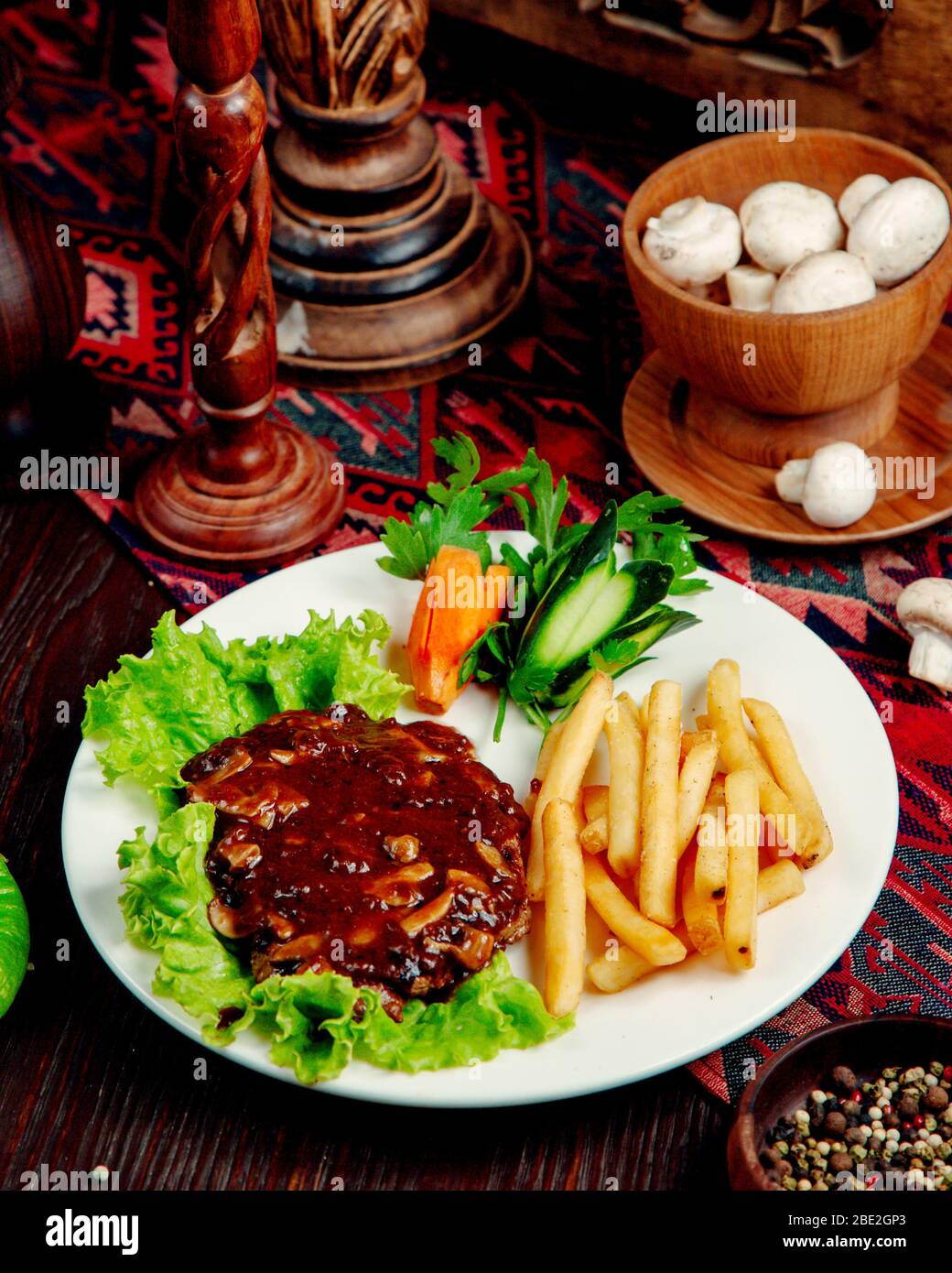 carne con funghi in salsa e patatine fritte Foto Stock