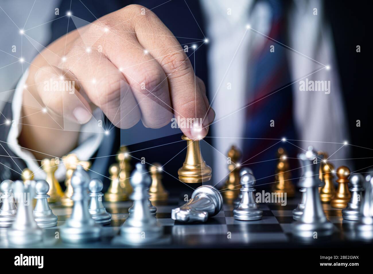 strategia e concetto di business planing, uomo d'affari spostare scacchi re e combattere, decisione e idea di pensare del manager per la vittoria e la sfida in chessb Foto Stock