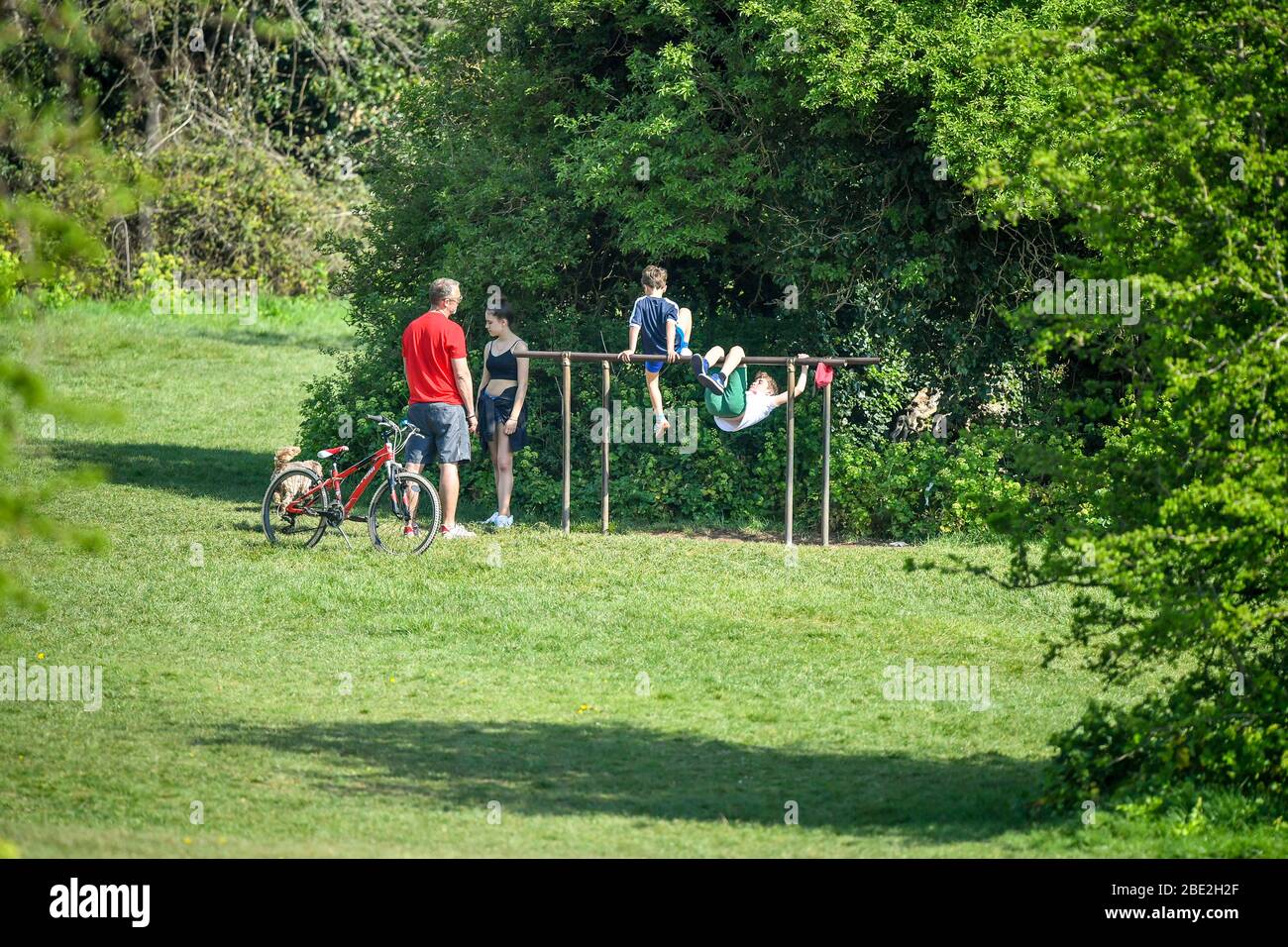 Un esercizio di famiglia nel sole di festa della banca a Clifton Down, Bristol, mentre il Regno Unito continua in blocco per contribuire a frenare la diffusione del coronavirus. Foto Stock