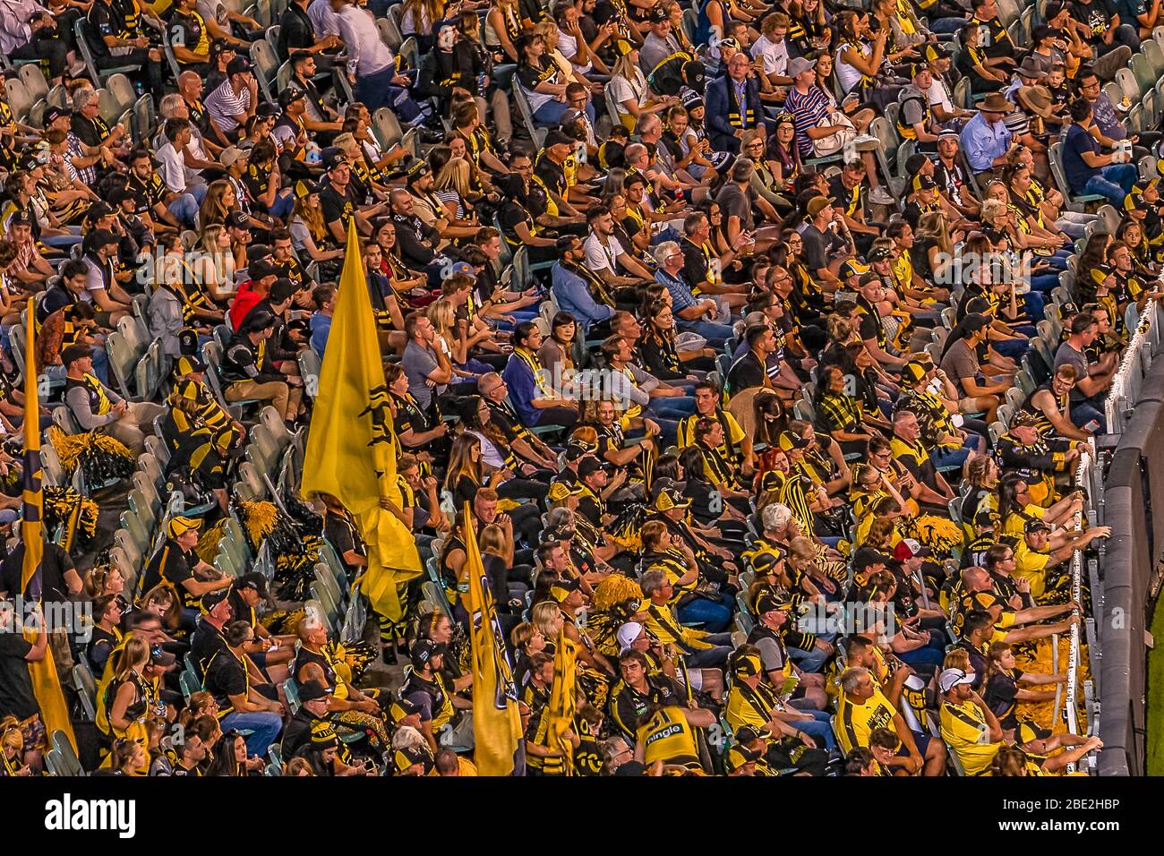 Squadra di calcio australiana che gioca al Melbourne Cricket Ground. Foto Stock