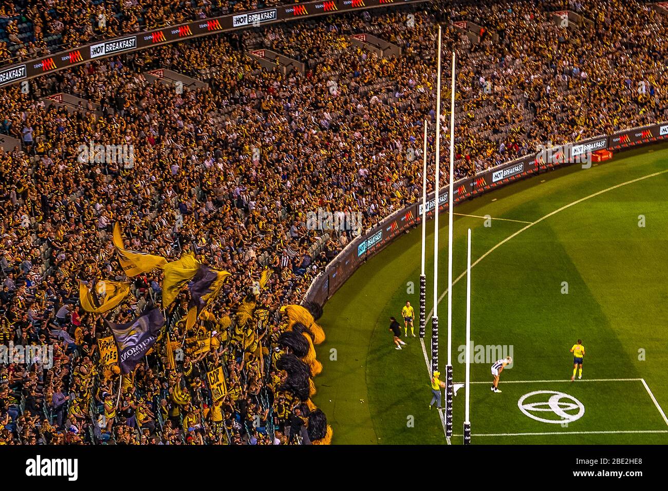 Squadra di calcio australiana che gioca al Melbourne Cricket Ground. Foto Stock