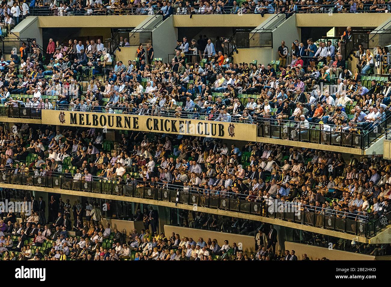 Squadra di calcio australiana che gioca al Melbourne Cricket Ground. Foto Stock