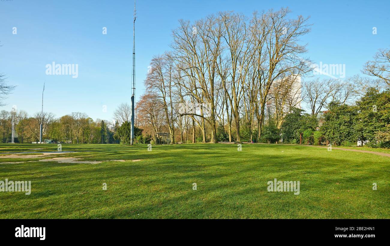 Bruxelles, Belgio - 07 aprile 2020: Il parco Josaphat di Bruxelles senza persone durante il periodo di confinamento. Foto Stock