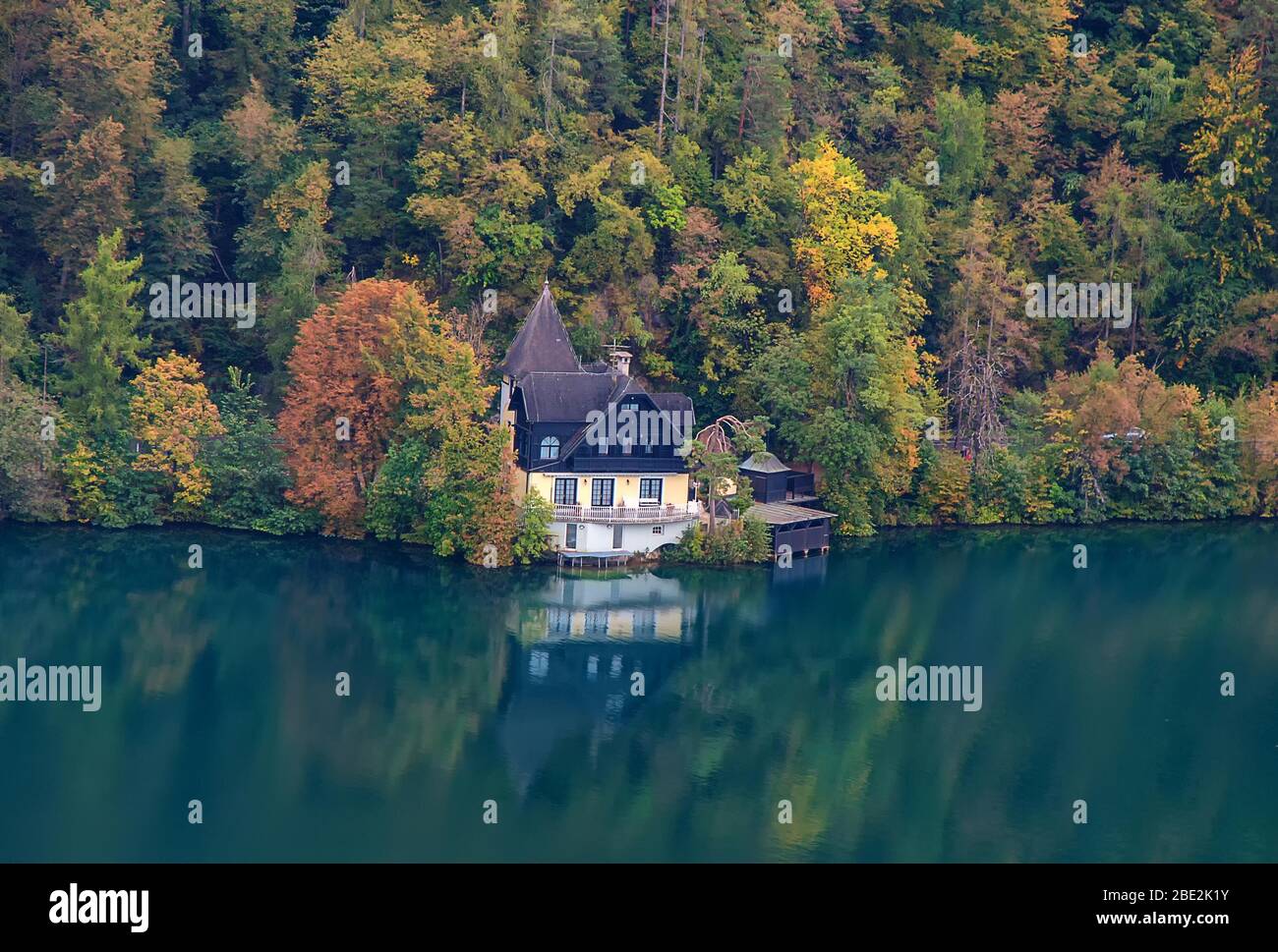 Edifici isolati vicino alla riva del lago di Bled in Slovenia Foto Stock