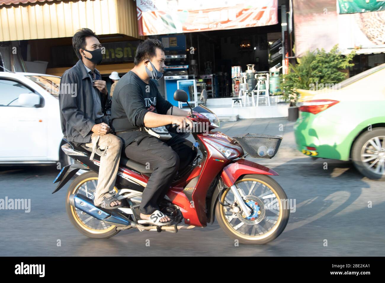 SAMUT PRAKAN, THAILANDIA, Apr 04 2020, un uomo con maschera di protezione sul viso in moto sulla strada della città. Foto Stock
