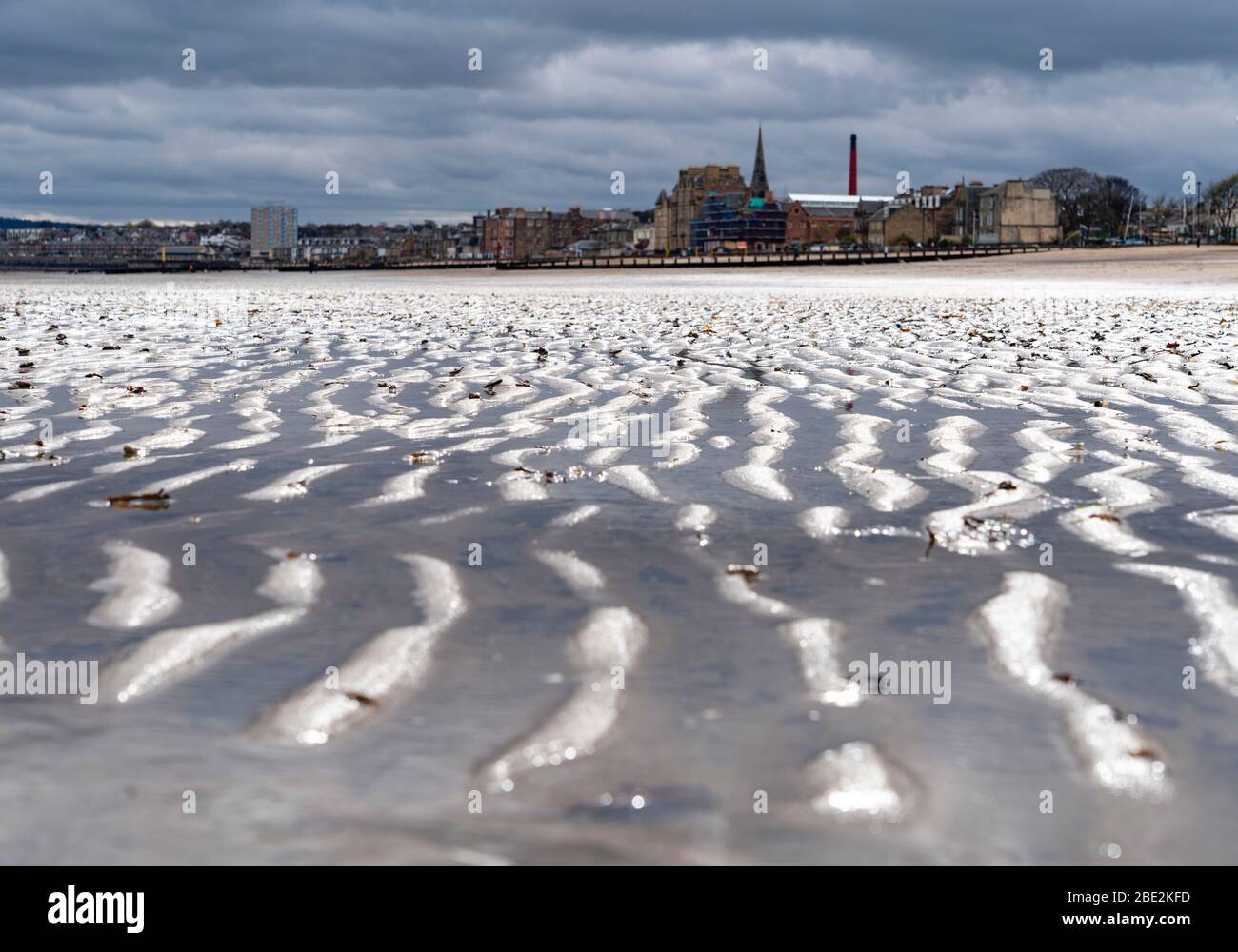 Portobello, Edimburgo. Scozia, Regno Unito. 11 aprile 2020. Il fine settimana di Pasqua sabato mattina il pubblico era all'aperto, esercitandosi e camminando sulla spiaggia di Portobello fuori di Edimburgo. La spiaggia e il lungomare erano molto tranquilli e la gente si stava esercitando a distanza sociale. Iain Masterton/Alamy Live News Foto Stock