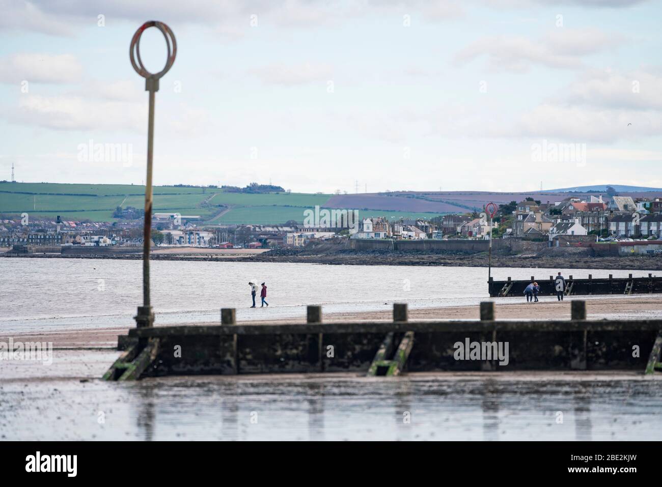Portobello, Edimburgo. Scozia, Regno Unito. 11 aprile 2020. Il fine settimana di Pasqua sabato mattina il pubblico era all'aperto, esercitandosi e camminando sulla spiaggia di Portobello fuori di Edimburgo. La spiaggia e il lungomare erano molto tranquilli e la gente si stava esercitando a distanza sociale. Iain Masterton/Alamy Live News Foto Stock