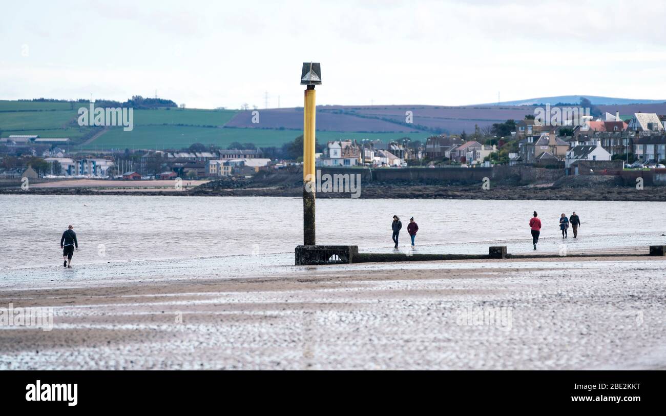 Portobello, Edimburgo. Scozia, Regno Unito. 11 aprile 2020. Il fine settimana di Pasqua sabato mattina il pubblico era all'aperto, esercitandosi e camminando sulla spiaggia di Portobello fuori di Edimburgo. La spiaggia e il lungomare erano molto tranquilli e la gente si stava esercitando a distanza sociale. Iain Masterton/Alamy Live News Foto Stock