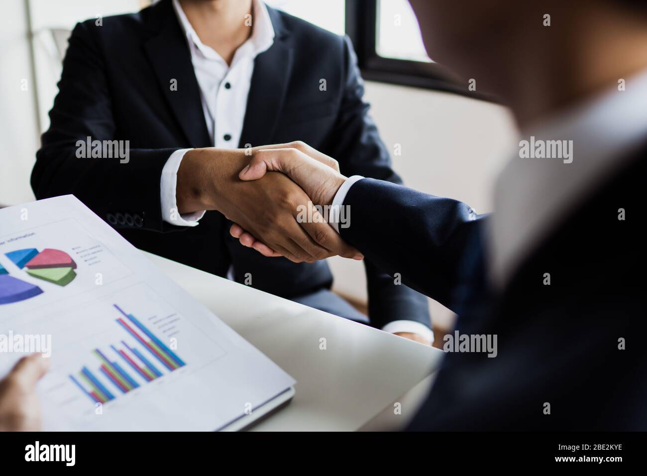 collaborazione di successo e concetto di partner fiducioso, le persone si stringono le mani con il cliente dopo aver concluso un accordo commerciale di successo Foto Stock