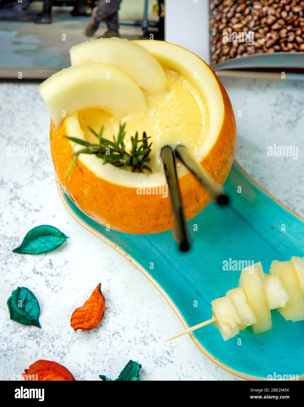 vista dall'alto del succo di melone in tazza di melone guarnita con fette di melone Foto Stock