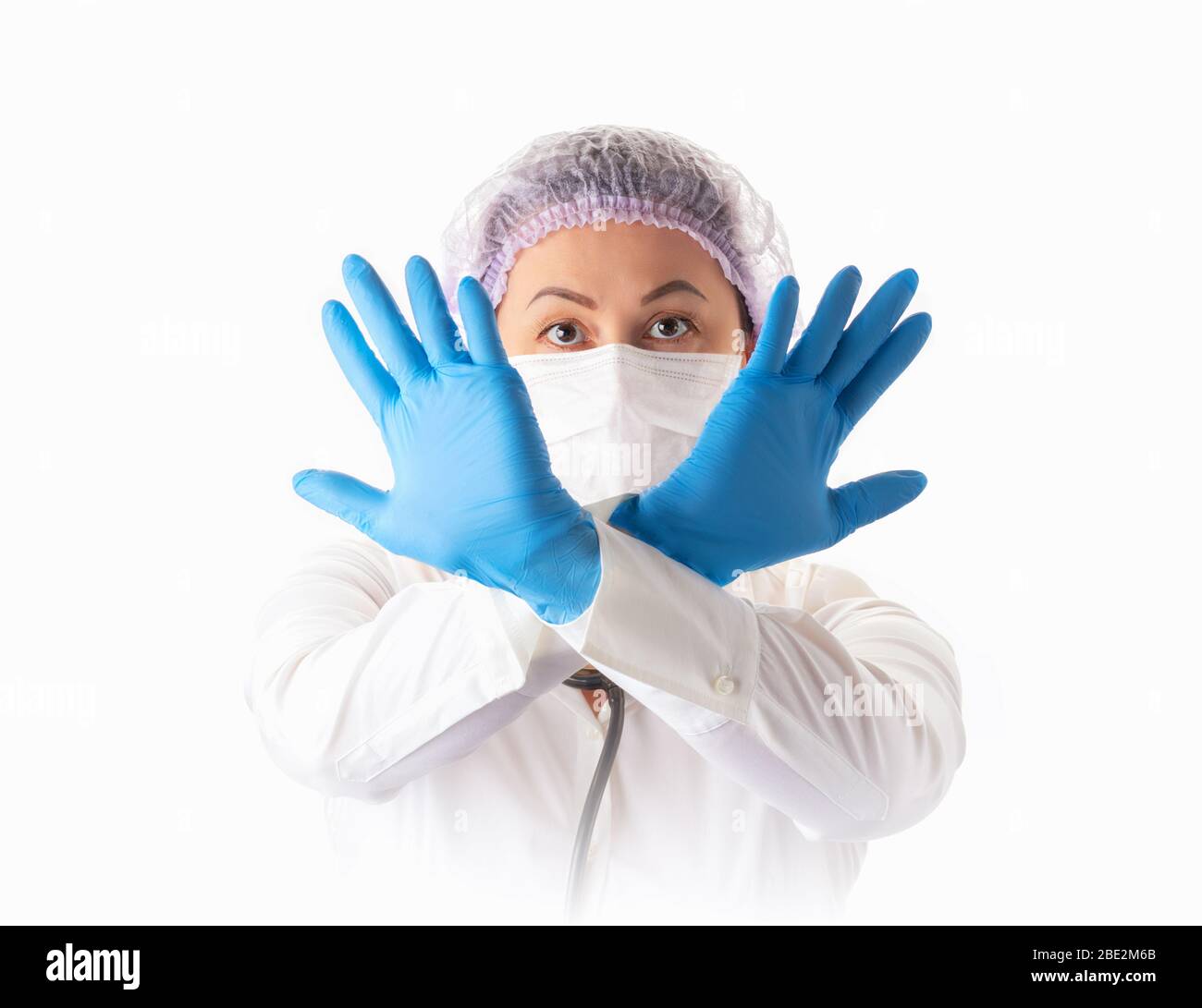 Medico o infermiere in maschera protettiva medica che mostra Stop Gesture. Prevenzione e Stop infection Concept. Interrompere il coronavirus. Foto Stock