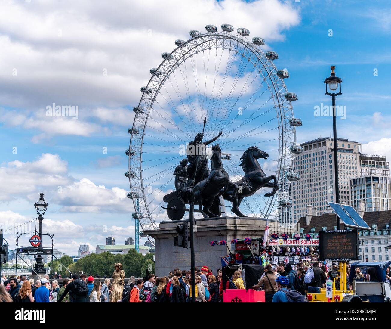 Londra, Inghilterra, Regno Unito - 8 settembre 2019: La famosa statua eroica boadicea e l'occhio di Londra attraversano il Tamigi in una giornata di sole Foto Stock