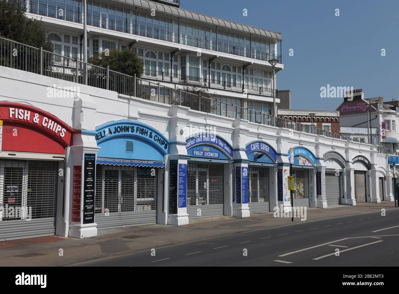 Su quello che dovrebbe essere l’inizio di un affollato weekend di Pasqua Southend-on-Sea in Essex assomiglia a una città fantasma con i suoi negozi, sale di divertimento caffè pub e Foto Stock