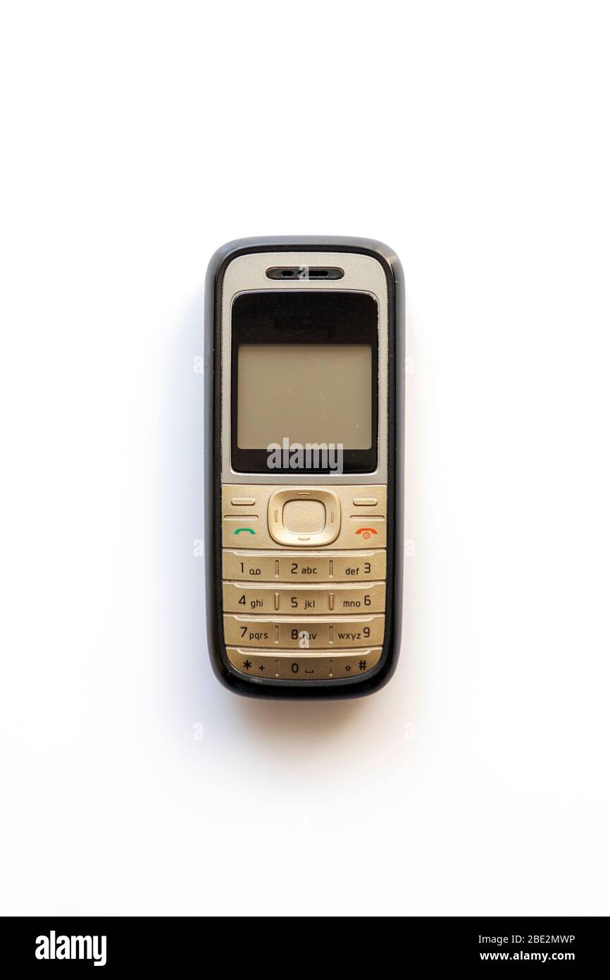 Vecchio telefono cellulare su sfondo bianco. Un vecchio cellulare d'epoca. Foto Stock