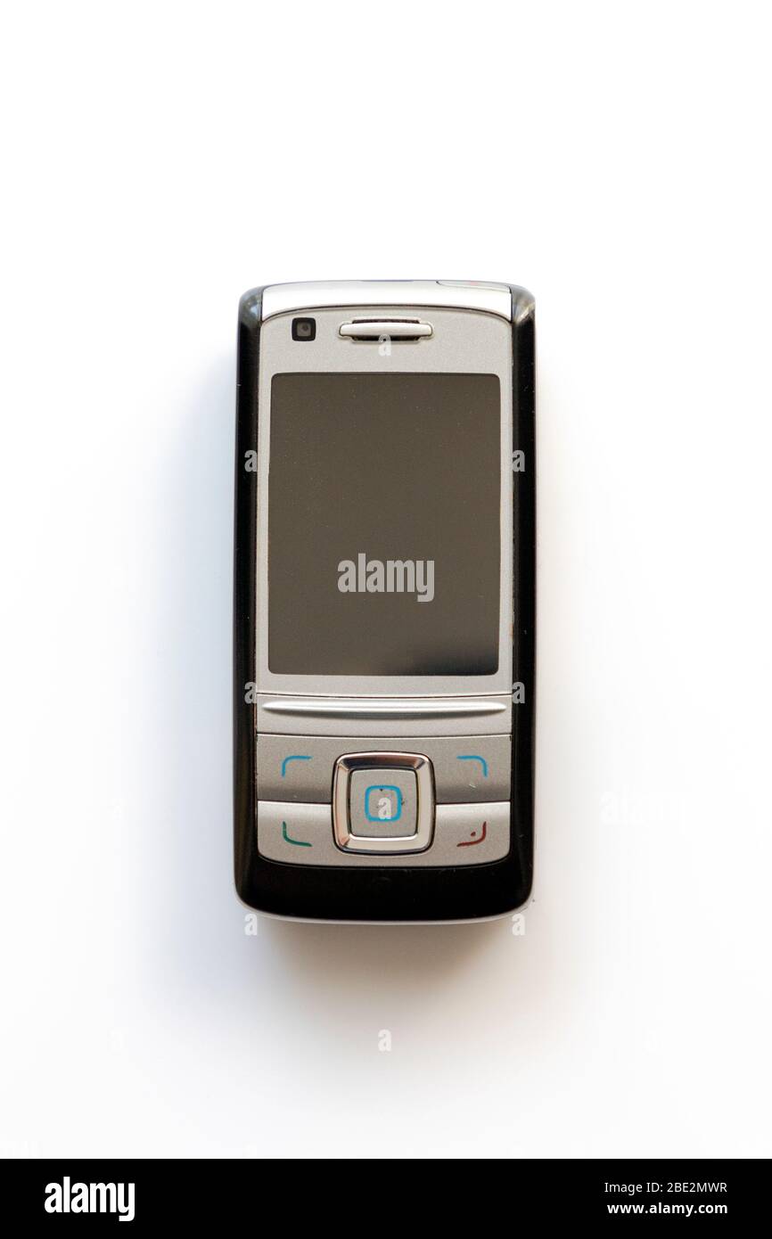 Vecchio telefono cellulare su sfondo bianco. Un vecchio cellulare d'epoca. Foto Stock
