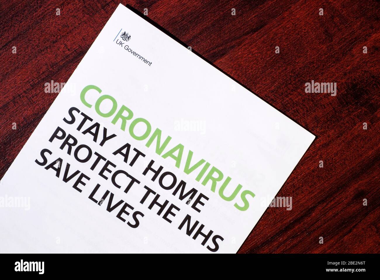 Un governo britannico rimanere a casa proteggere NHS salvare vite opuscolo che è stato inviato con lettera di coronavirus dal primo ministro Boris Johnson è illustrato Foto Stock