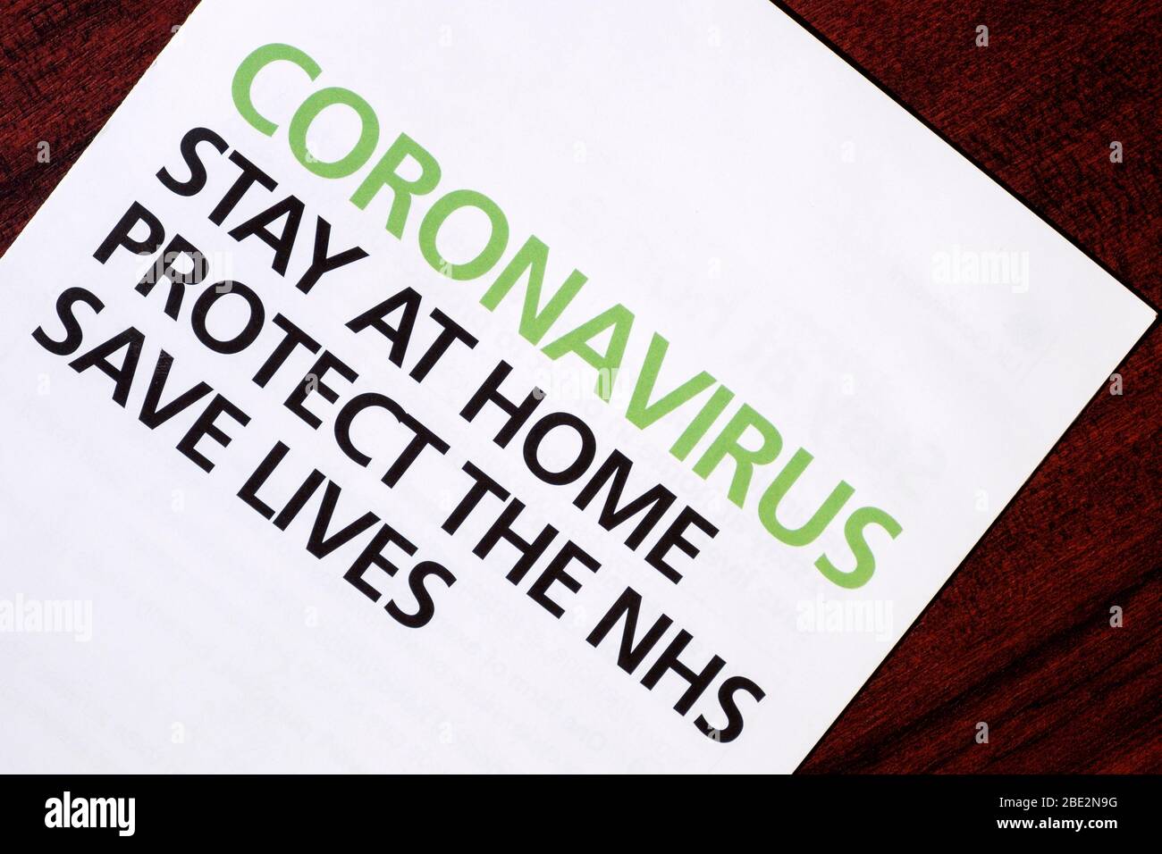 Un governo britannico rimanere a casa proteggere NHS salvare vite opuscolo che è stato inviato con lettera di coronavirus dal primo ministro Boris Johnson è illustrato Foto Stock