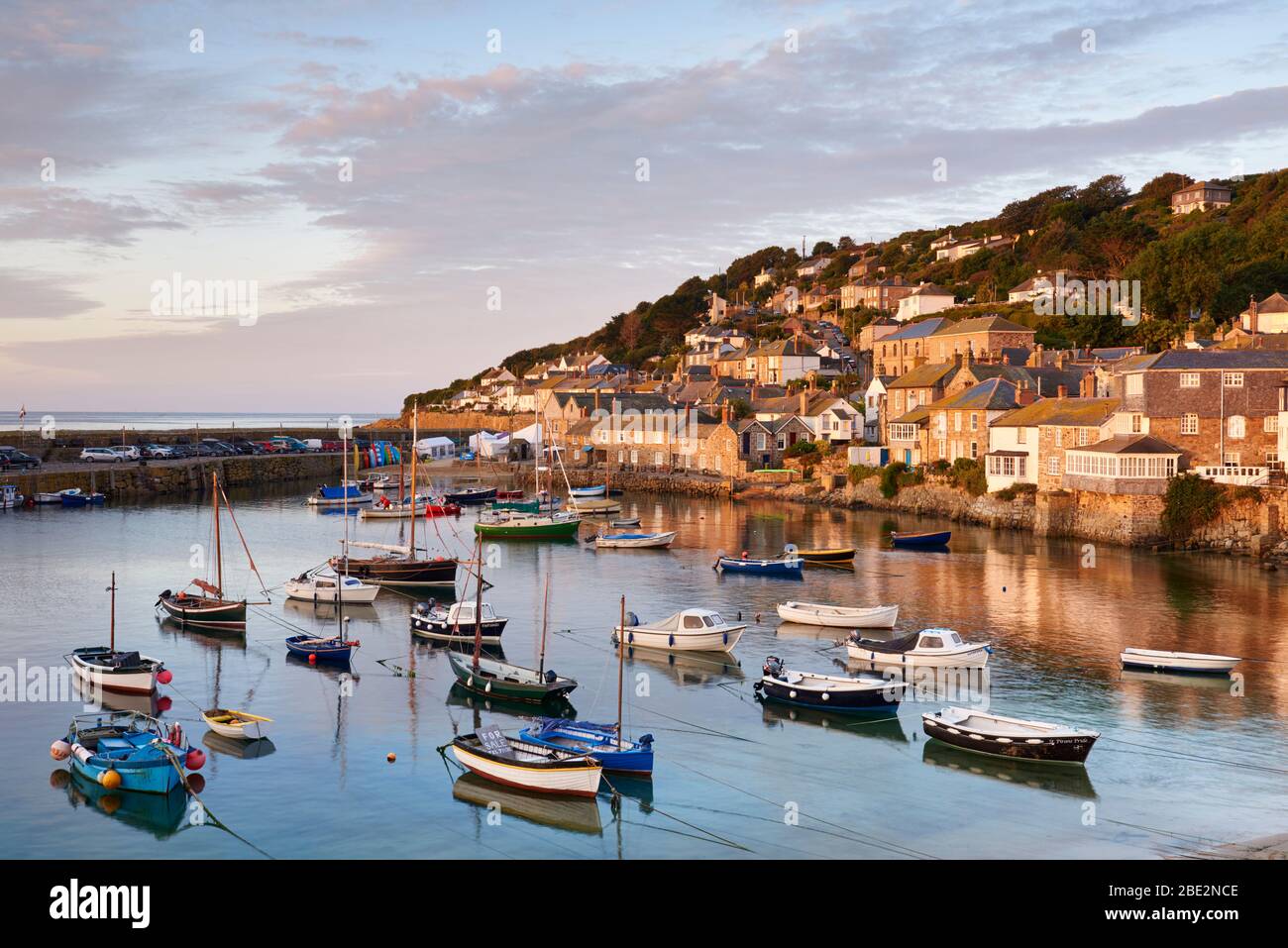 Luce all'alba sul pittoresco Porto di Mousehole, Cornovaglia Foto Stock