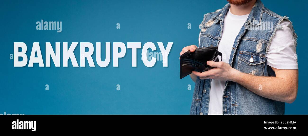 Uomo irriconoscibile che detiene portafoglio vuoto e fallimento parola su sfondo blu, collage. Panorama Foto Stock