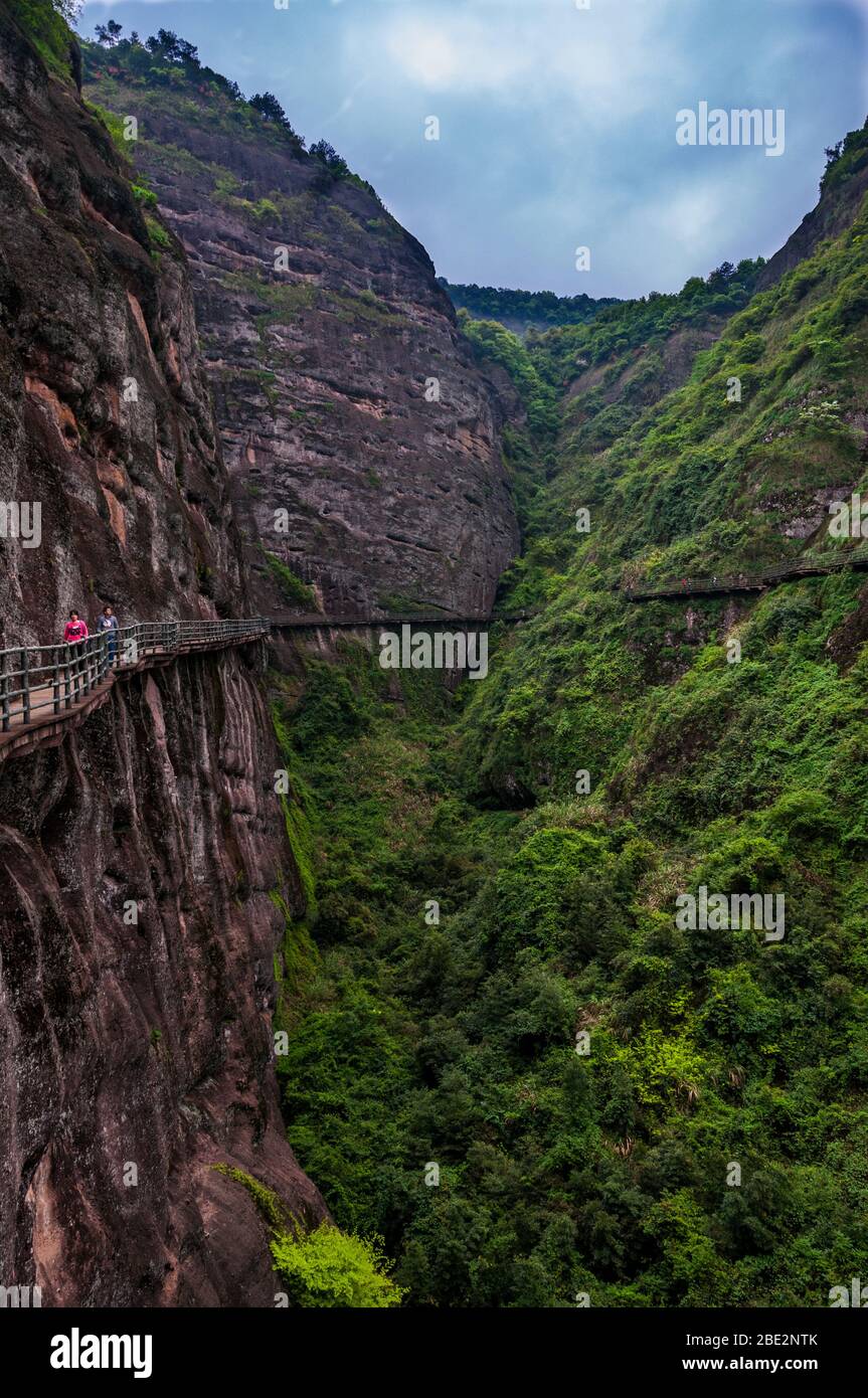 Un sentiero sul lato della montagna a Longhu Shan nella provincia di Jiangxi, Cina. Foto Stock