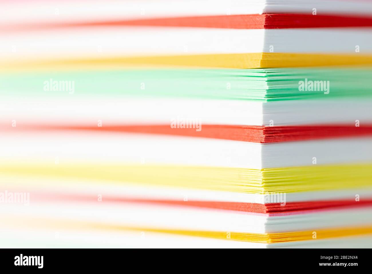 Pila di strati colorati di carta, macro shot. Foto Stock