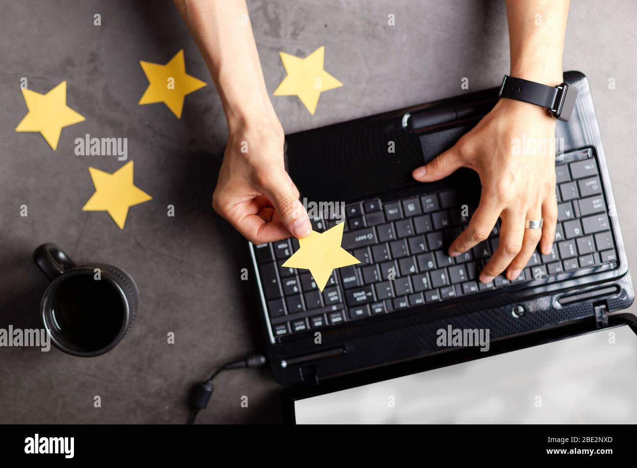 Persona mano mostrando su cinque stelle eccellente valutazione vicino a notebook. Feedback, concetto di esperienza del cliente Foto Stock