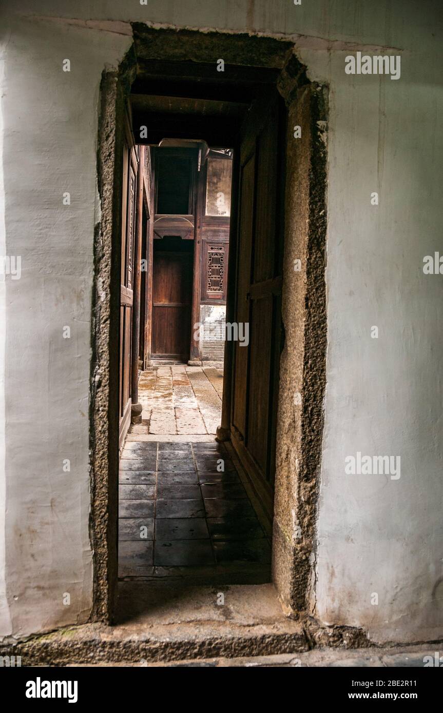 Porta in un vecchio edificio in Luotiancun (Anyi=1 Antico villaggio), nei pressi di Nanchang, provincia di Jiangxi Foto Stock