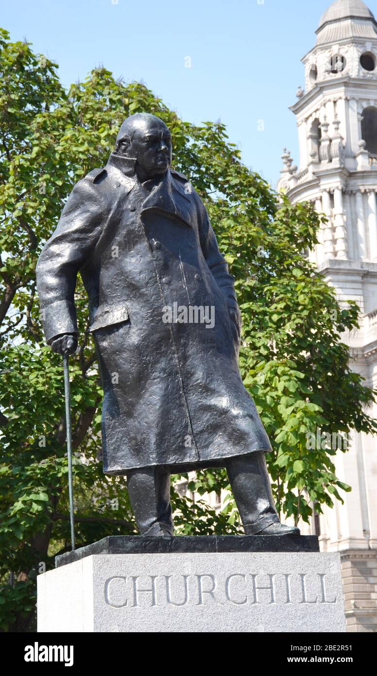 Statua in bronzo dell'ex primo ministro britannico Sir Winston Churchill, di Ivor Roberts-Jones nel Parliament Square Garden, Londra. Foto Stock