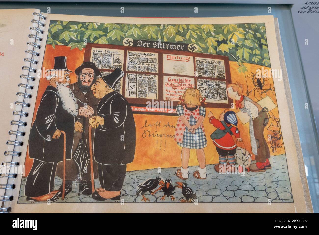 Pagina all'interno di un libro per bambini antisemita del 1936, Centro di documentazione Obersalzburg, Obersalzburg, Baviera, Germania. Foto Stock