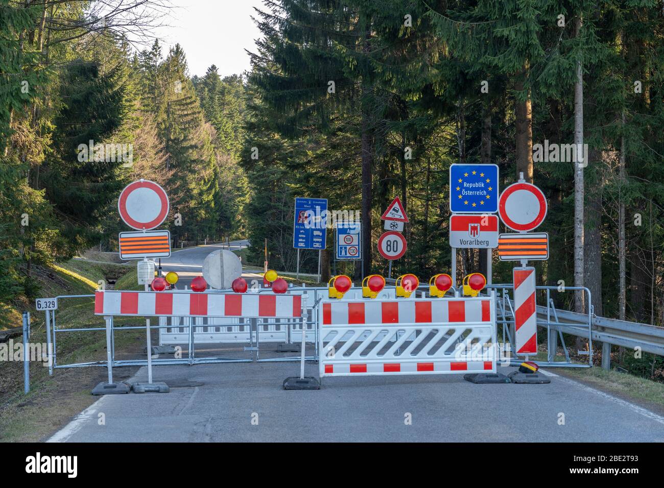 Sulzberg, Vorarlberg/ Austria - 04-08-2020, anche le strade di campagna, che dalla Germania portano all'Austria sono chiuse alla linea di confine due Corona safety measur Foto Stock