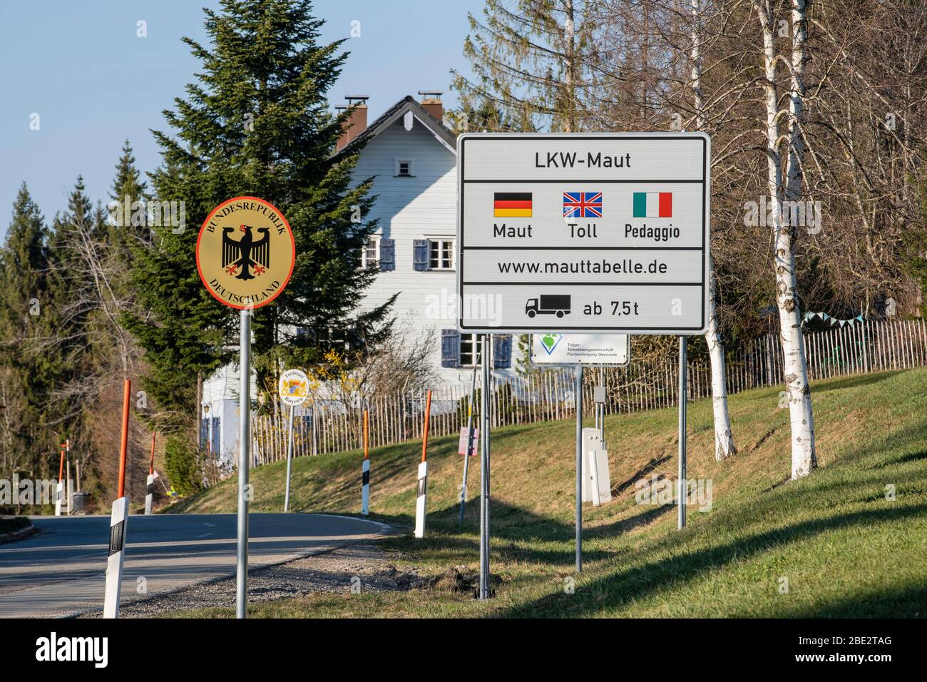 Oberreutte, Baviera/Germania - 08-04-2020, consigli consultivi e pedaggio per autotrasportatori su una strada di campagna in un valico di frontiera Austria-Germania in Baviera, G. Foto Stock