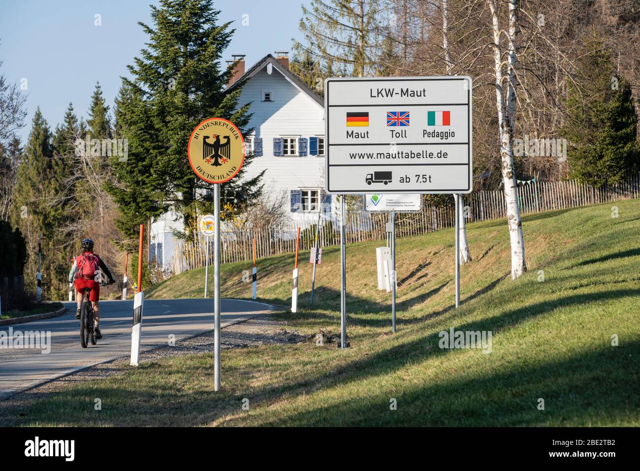 Oberreutte, Baviera/Germania - 08-04-2020, consigli consultivi e pedaggio per autotrasportatori su una strada di campagna in un valico di frontiera Austria-Germania in Baviera, G. Foto Stock