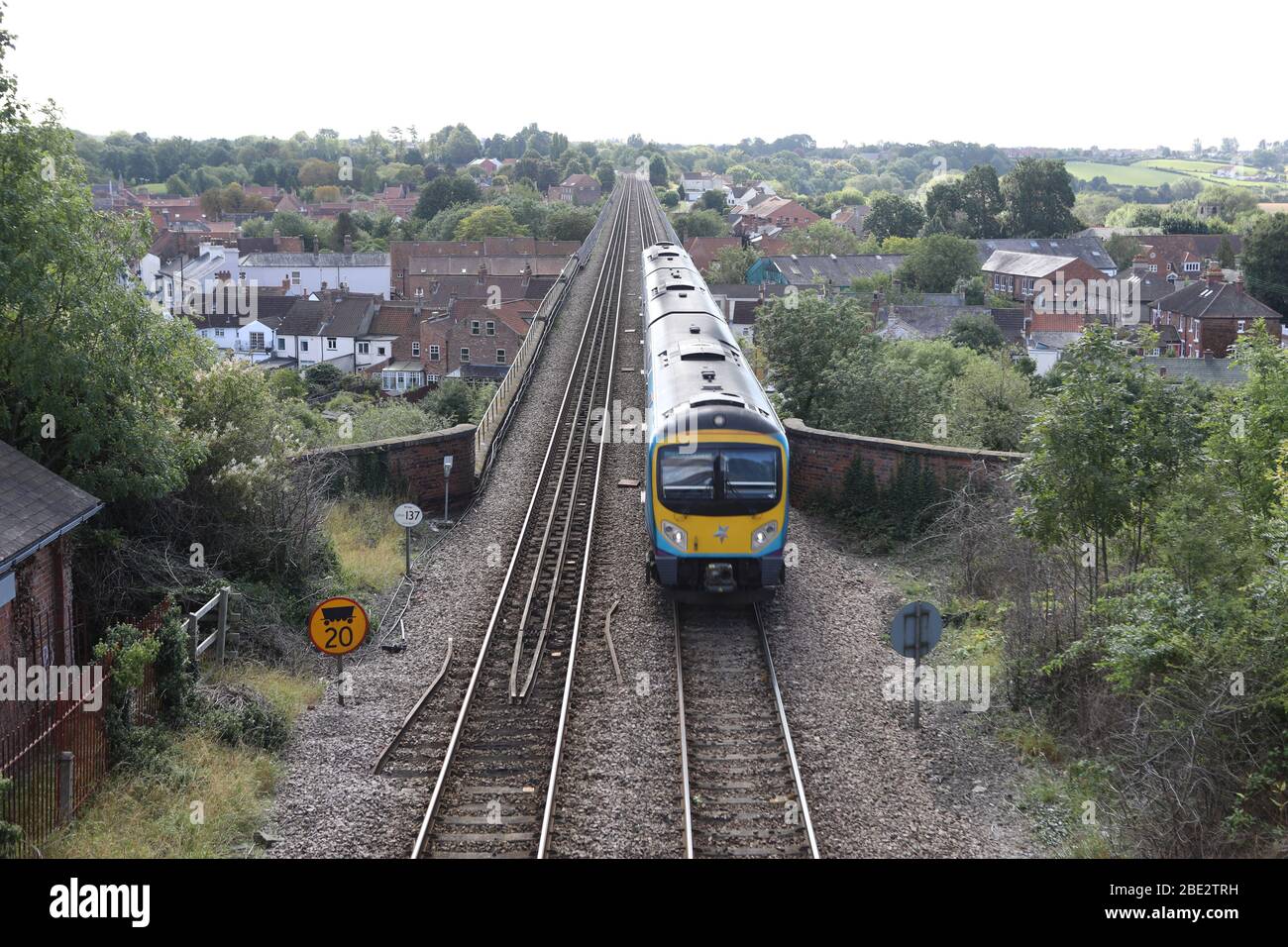 Treno sulla cima del viadotto ferroviario Yarm sopra il fiume Tees. Treno Trans Pennine Express diretto a Middlesborough. Da Egglescliffe guardando verso Yarm. Foto Stock