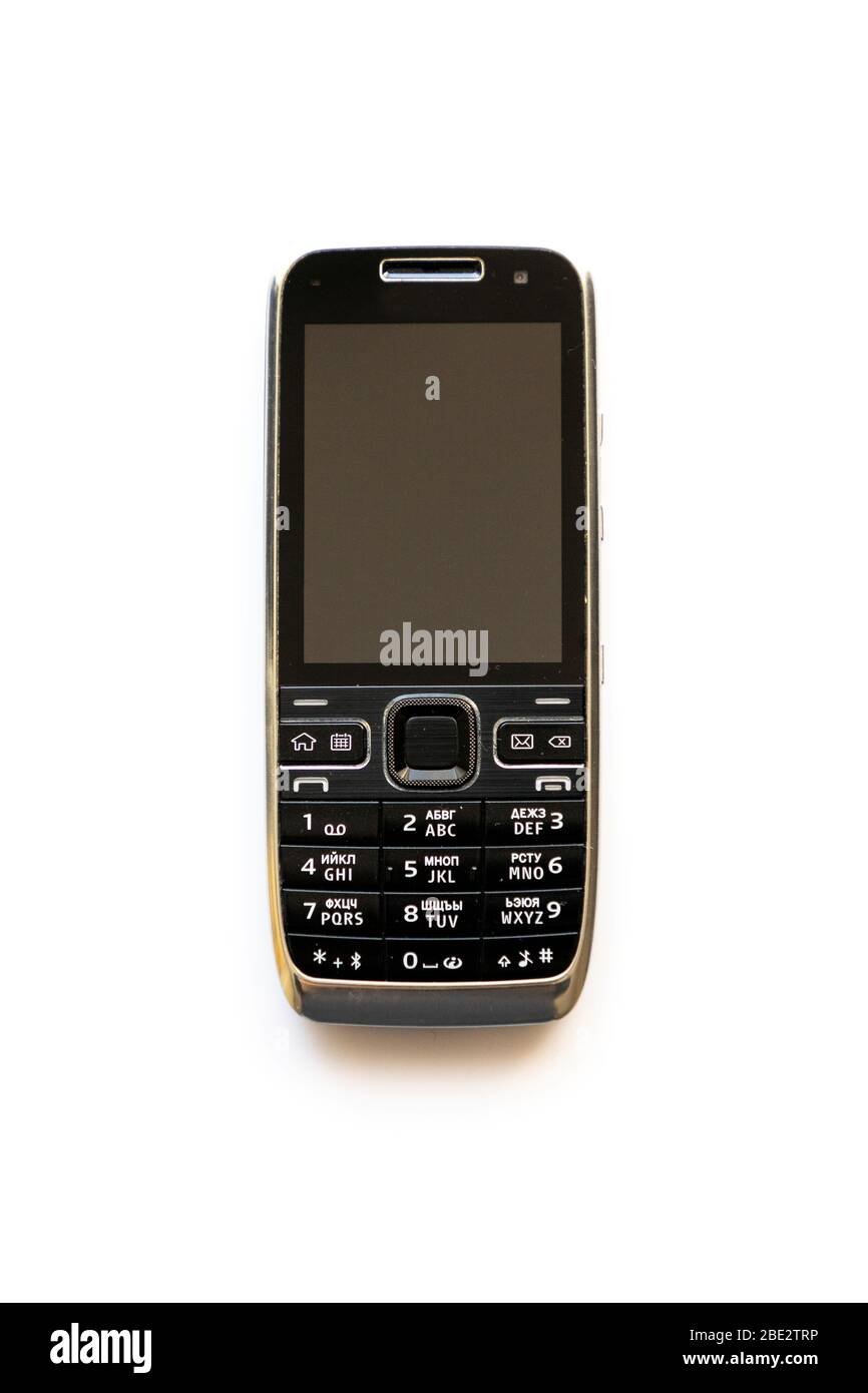 Vecchio telefono cellulare su sfondo bianco. Un vecchio cellulare d'epoca. Foto Stock